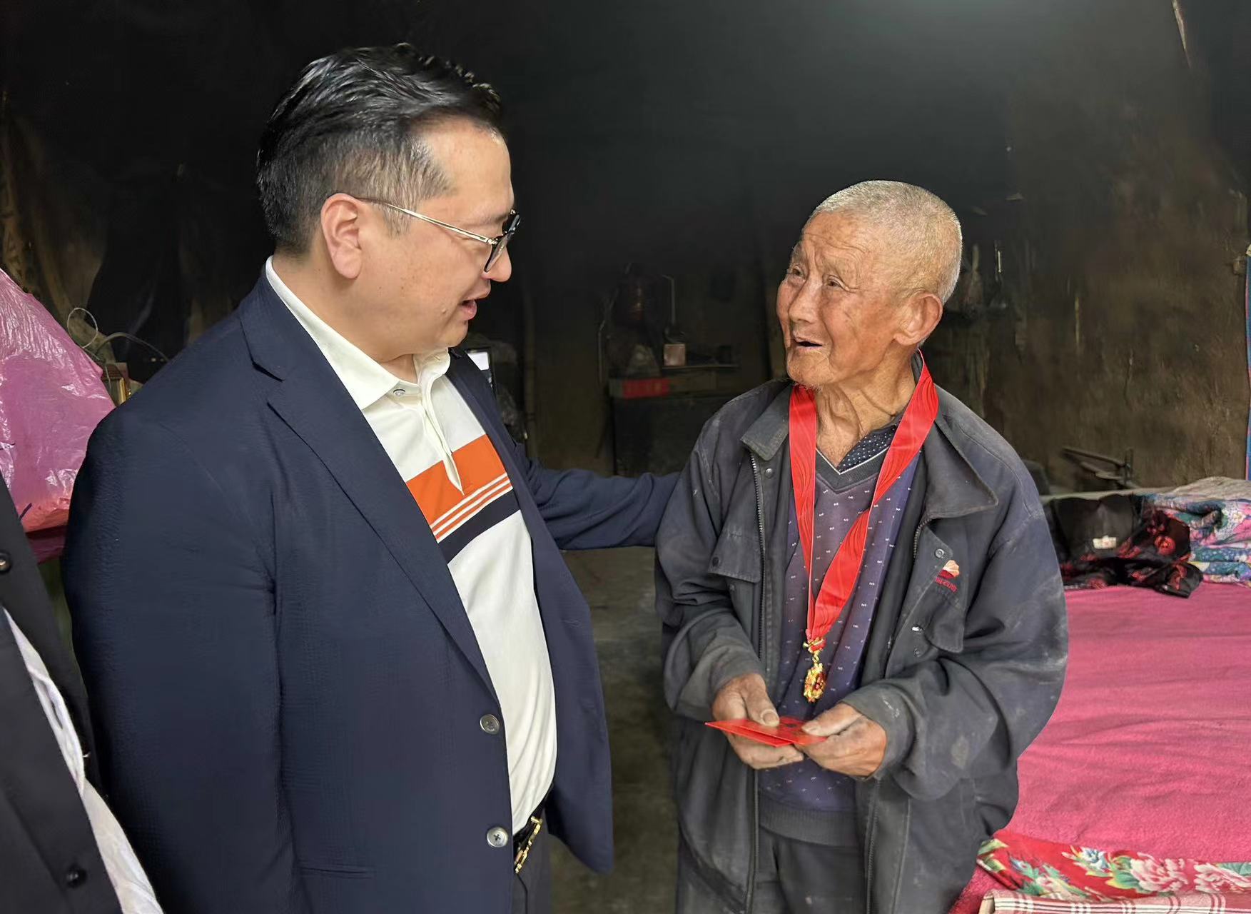 慰问老红军.jpg